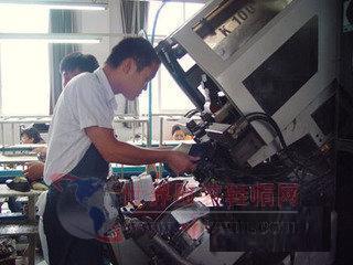 桐鄉市制鞋企業考察百麗、達芙妮生產工廠-世界服裝鞋帽網-行業門戶.全國十佳電子商業行業門戶網站